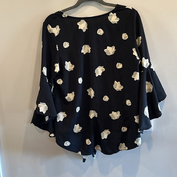 Women’s size medium tulip sleeve tie-front top. - Picture 4 of 4